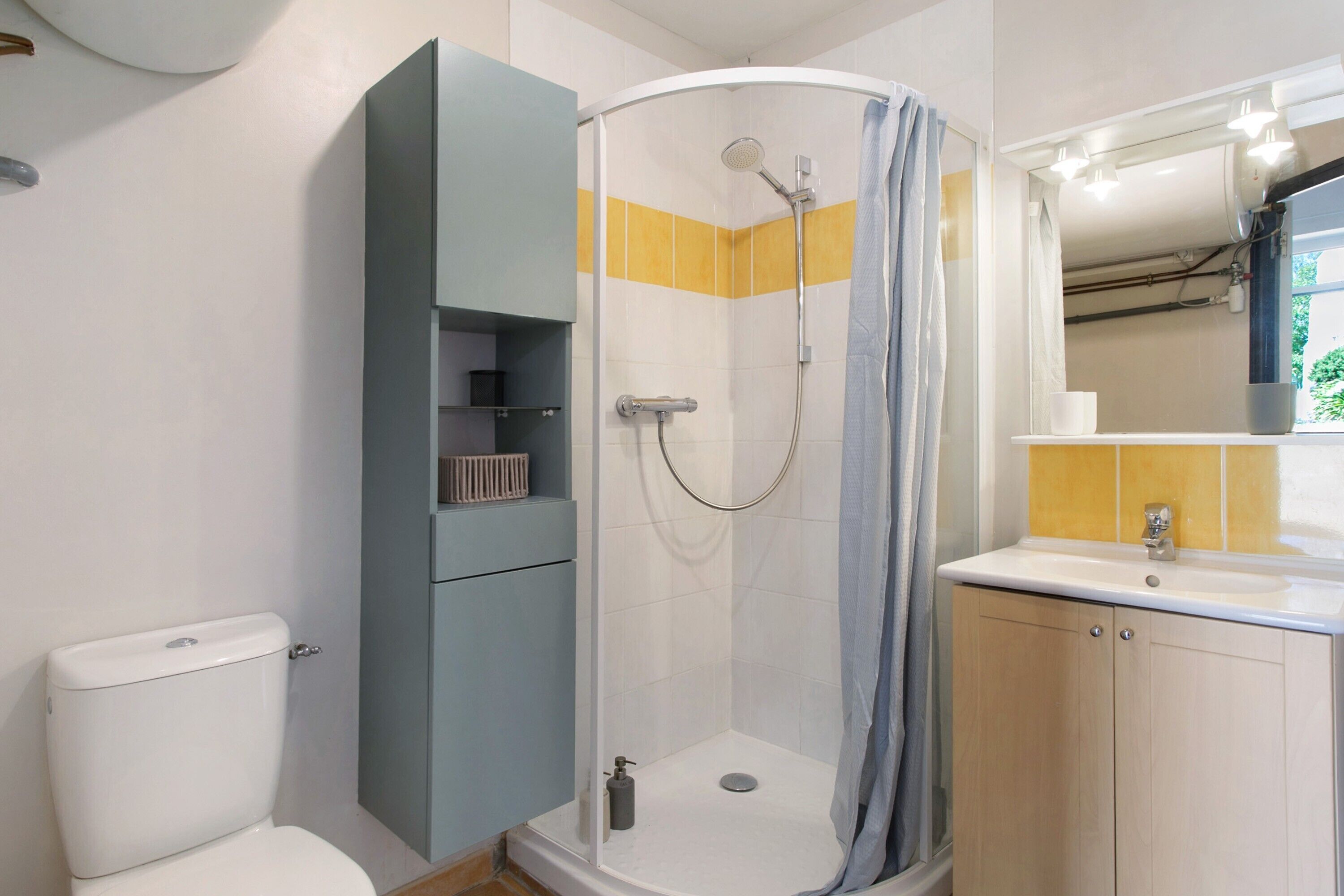 Een douche, een haardroger, handdoeken