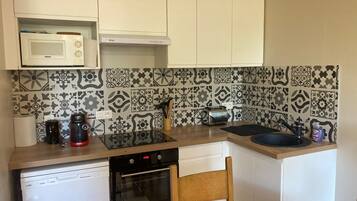 Cafetera y tetera, refrigerador, microondas y horno