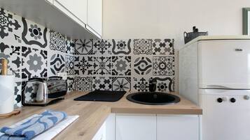 Coffee/tea maker, fridge, microwave, oven