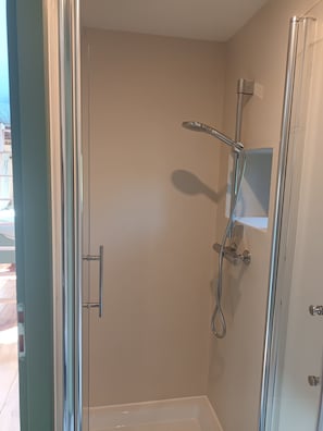 Douche, serviettes fournies