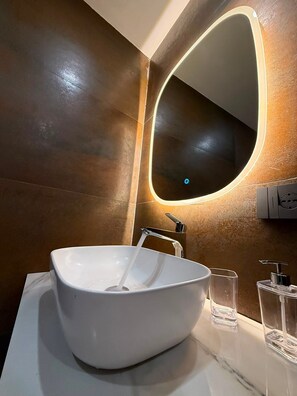 Bathroom - Bed and Breakfast 'Vicolo Del Fortino - Suite 101' with Balcony, Wi-Fi and Air Conditioning (Catania)