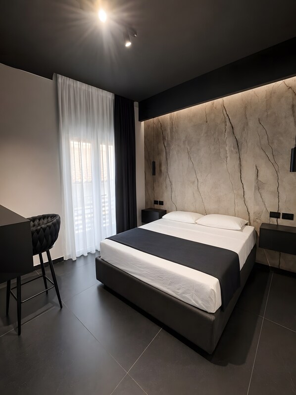 Room - Bed and Breakfast 'Vicolo Del Fortino - Suite 101' with Balcony, Wi-Fi and Air Conditioning (Catania)