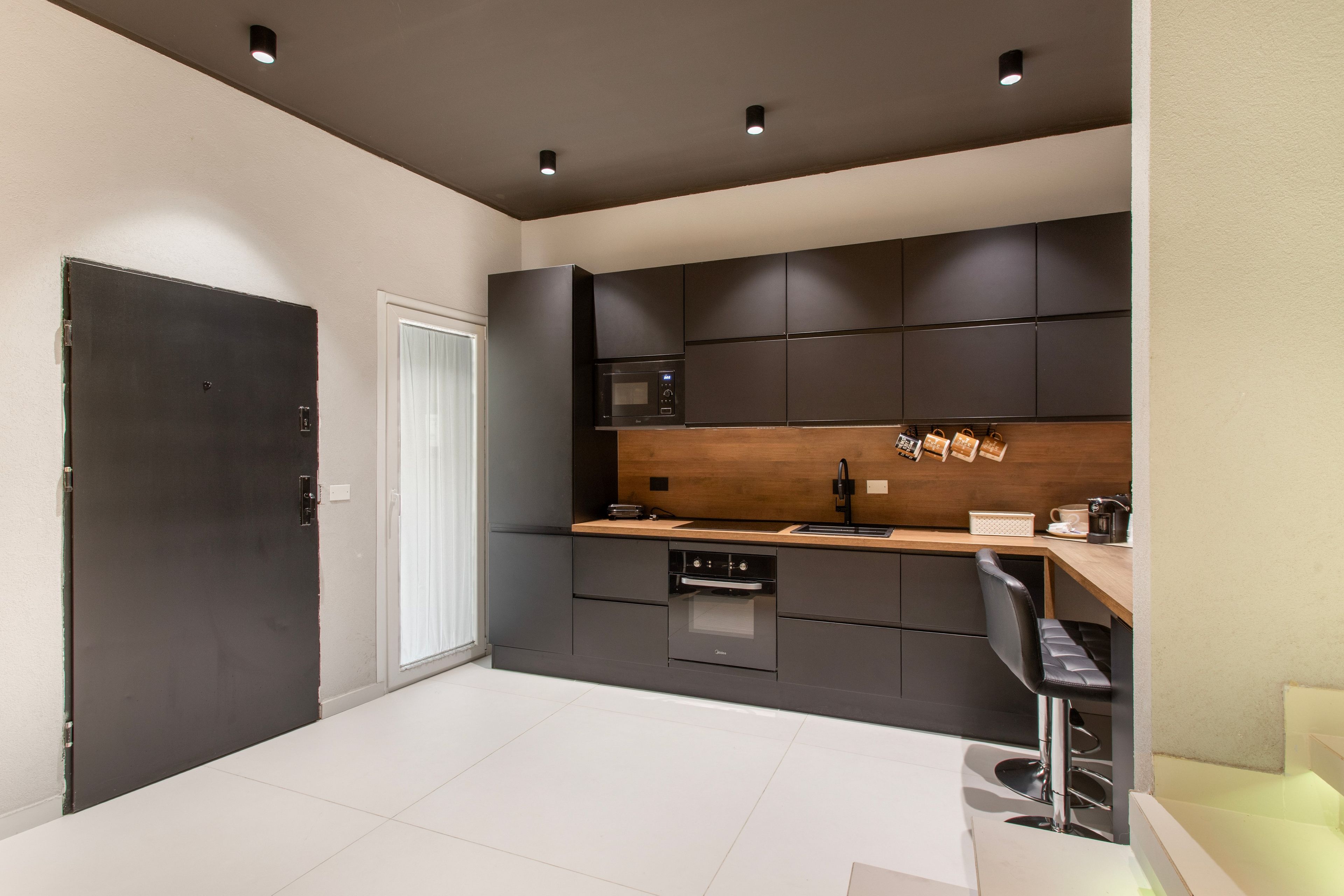 Coffee/tea maker, fridge, microwave, oven