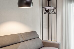 TV - Bed and Breakfast 'Vicolo Del Fortino - Suite 101' with Balcony, Wi-Fi and Air Conditioning (Catania)