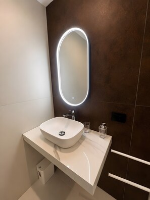 Bathroom - Bed and Breakfast 'Vicolo Del Fortino - Camera 103' with Balcony, Wi-Fi and Air Conditioning (Catania)