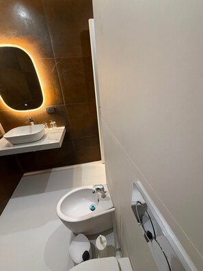 Bathroom - Bed and Breakfast 'Vicolo Del Fortino - Camera 103' with Balcony, Wi-Fi and Air Conditioning (Catania)