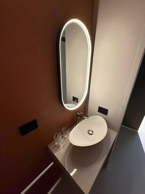 Bathroom - Bed and Breakfast 'Vicolo Del Fortino - Camera 103' with Balcony, Wi-Fi and Air Conditioning (Catania)