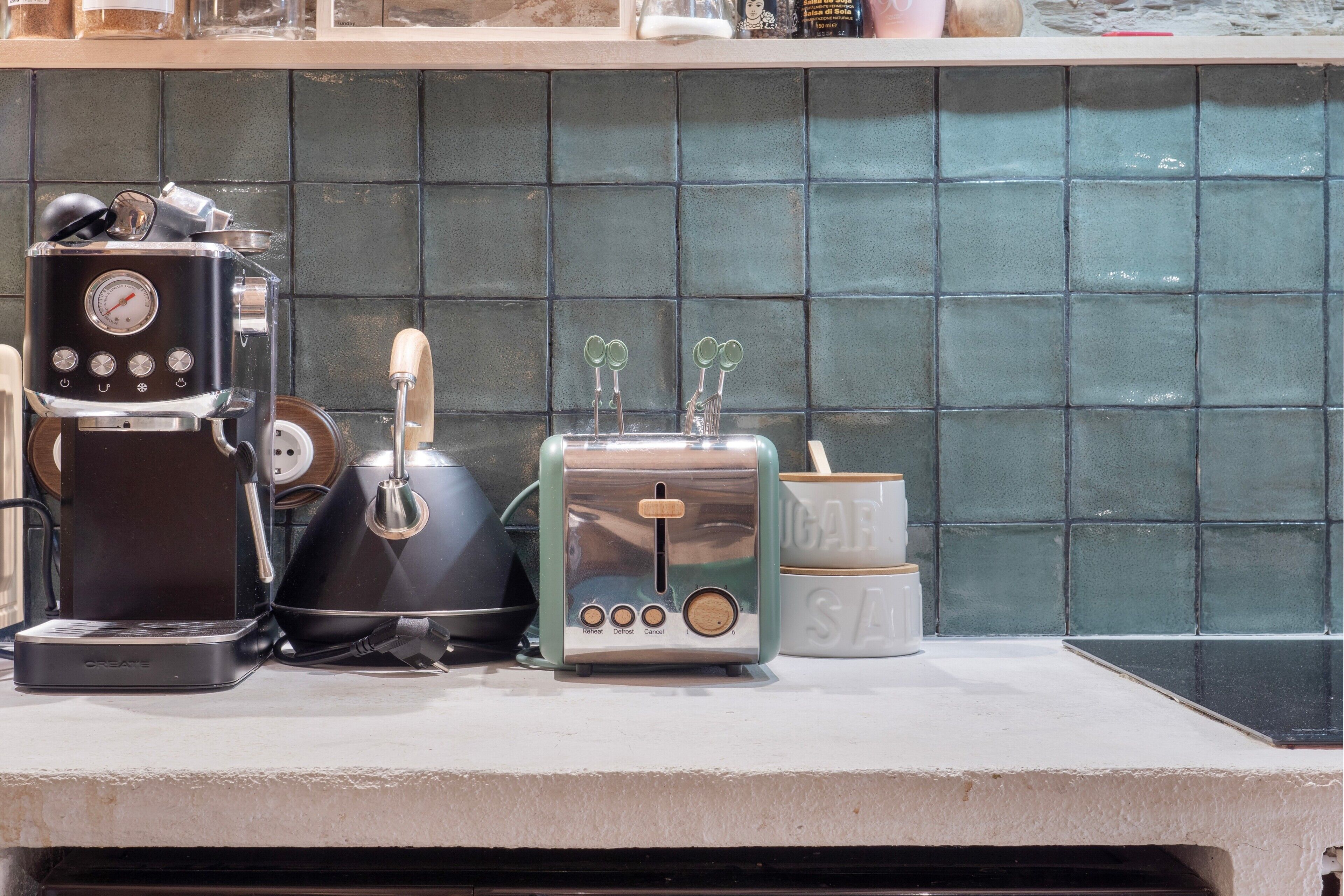Een koffiezetapparaat/waterkoker, een koelkast, een microgolfoven