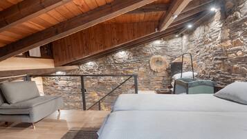 Tabla de planchar con plancha, wifi, ropa de cama