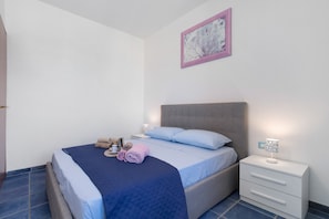 WiFi, bed sheets - Holiday Home 'Bilocale Camera E Cucina' with Sea View, Wi-Fi and Air Conditioning (La Ciaccia)