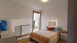 Planxa i posts de planxar i roba de llit 