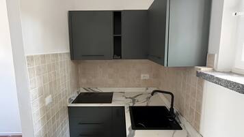 Réfrigérateur, micro-ondes, plaque de cuisson, lave-vaisselle