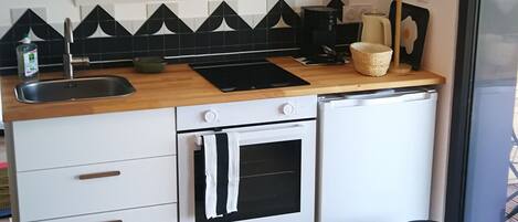 Coffee/tea maker, fridge, oven, stovetop
