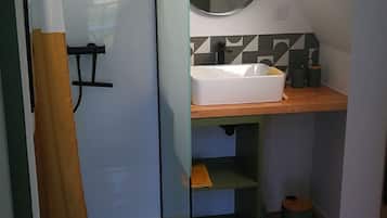 Een douche, een haardroger, handdoeken