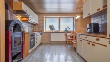 Coffee/tea maker, fridge, microwave, oven