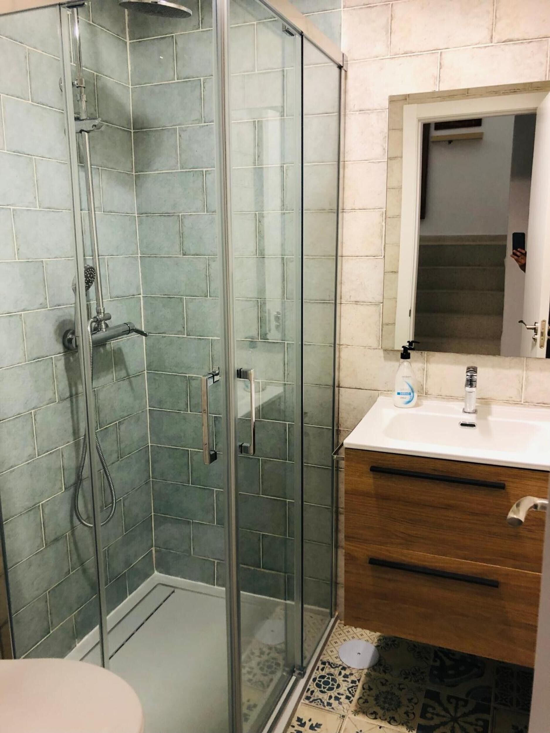 Douche, sèche-cheveux, serviettes fournies