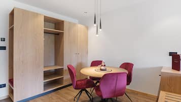 Ein modernes Zimmer mit einem Holzesstisch, roten Stühlen und einem Einbauschrank.