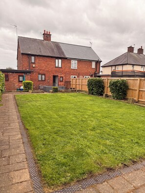 Exterior - Bright Contemporary Home, Games Room & Exceptional Outdoor Entertaining Areas (Saltney)