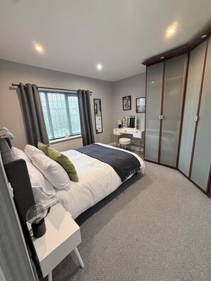3 bedrooms, iron/ironing board, travel cot, free WiFi - Bright Contemporary Home, Games Room & Exceptional Outdoor Entertaining Areas (Saltney)