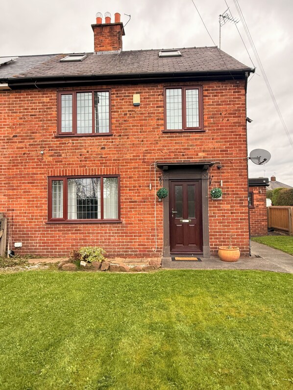 Exterior - Bright Contemporary Home, Games Room & Exceptional Outdoor Entertaining Areas (Saltney)