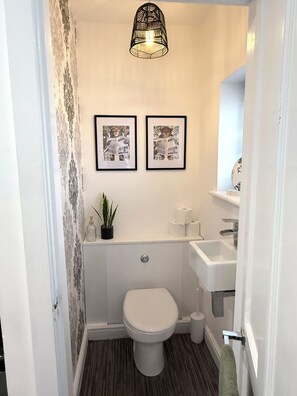 Shower, hair dryer, towels, soap - Bright Contemporary Home, Games Room & Exceptional Outdoor Entertaining Areas (Saltney)