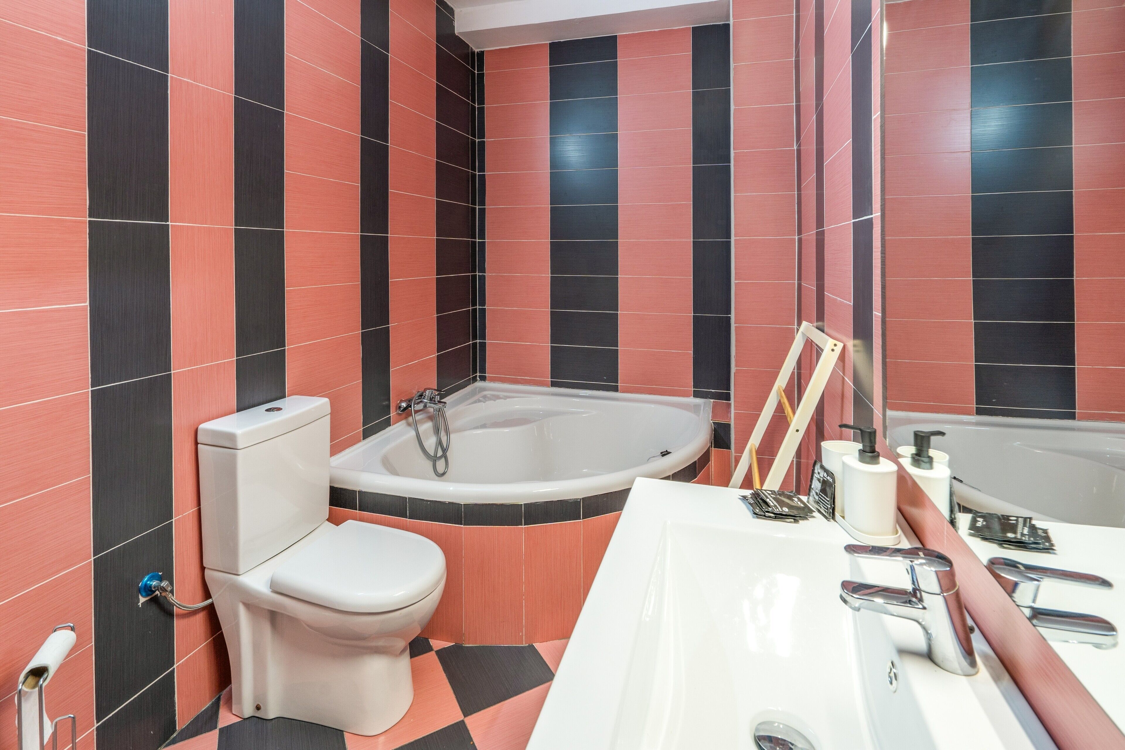 Ein Badezimmer mit Toilette, Badewanne und Waschbecken.