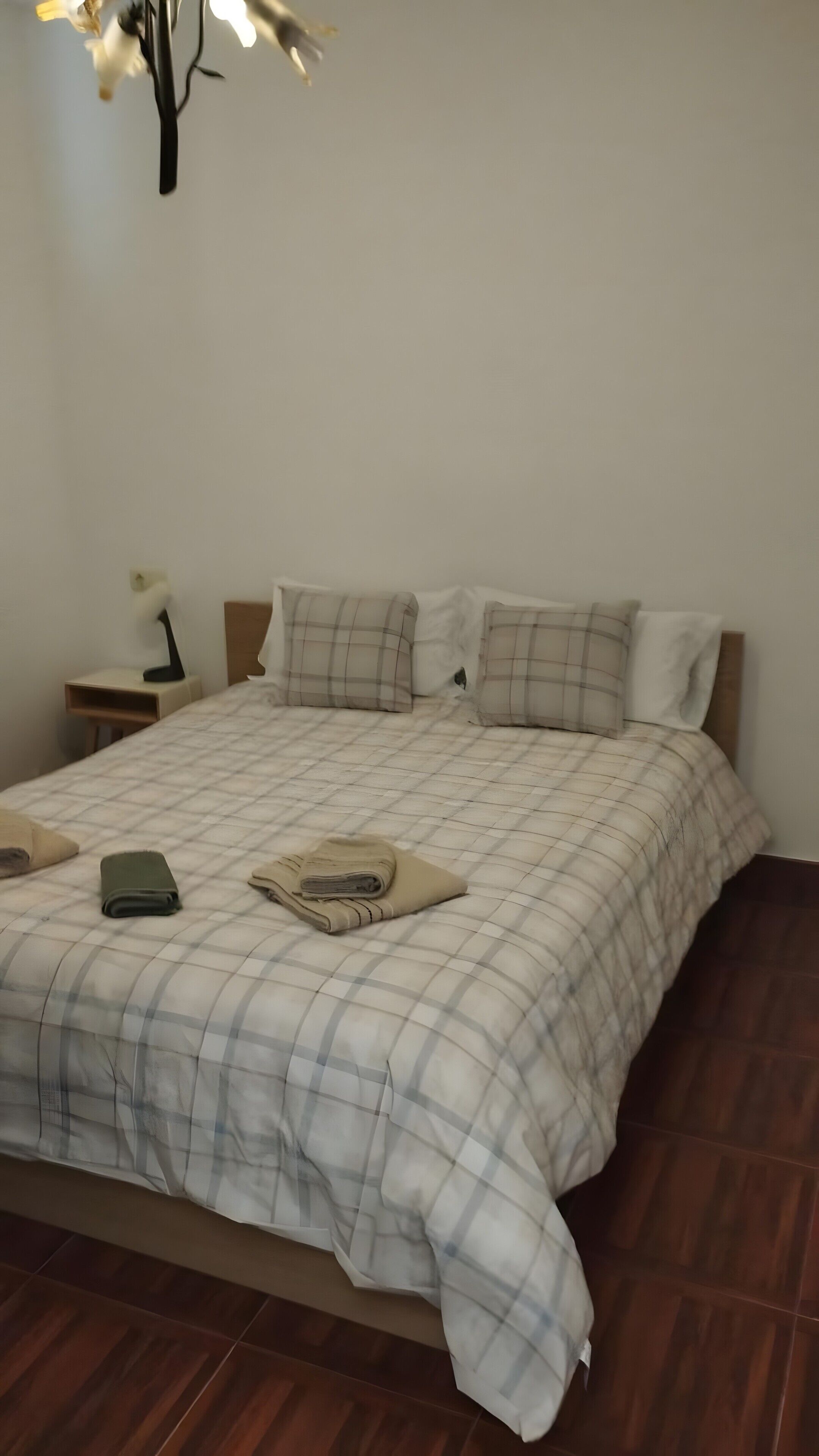 Tabla de planchar con plancha, wifi, ropa de cama