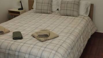 Tabla de planchar con plancha, wifi, ropa de cama