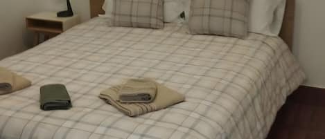 Iron/ironing board, WiFi, bed sheets
