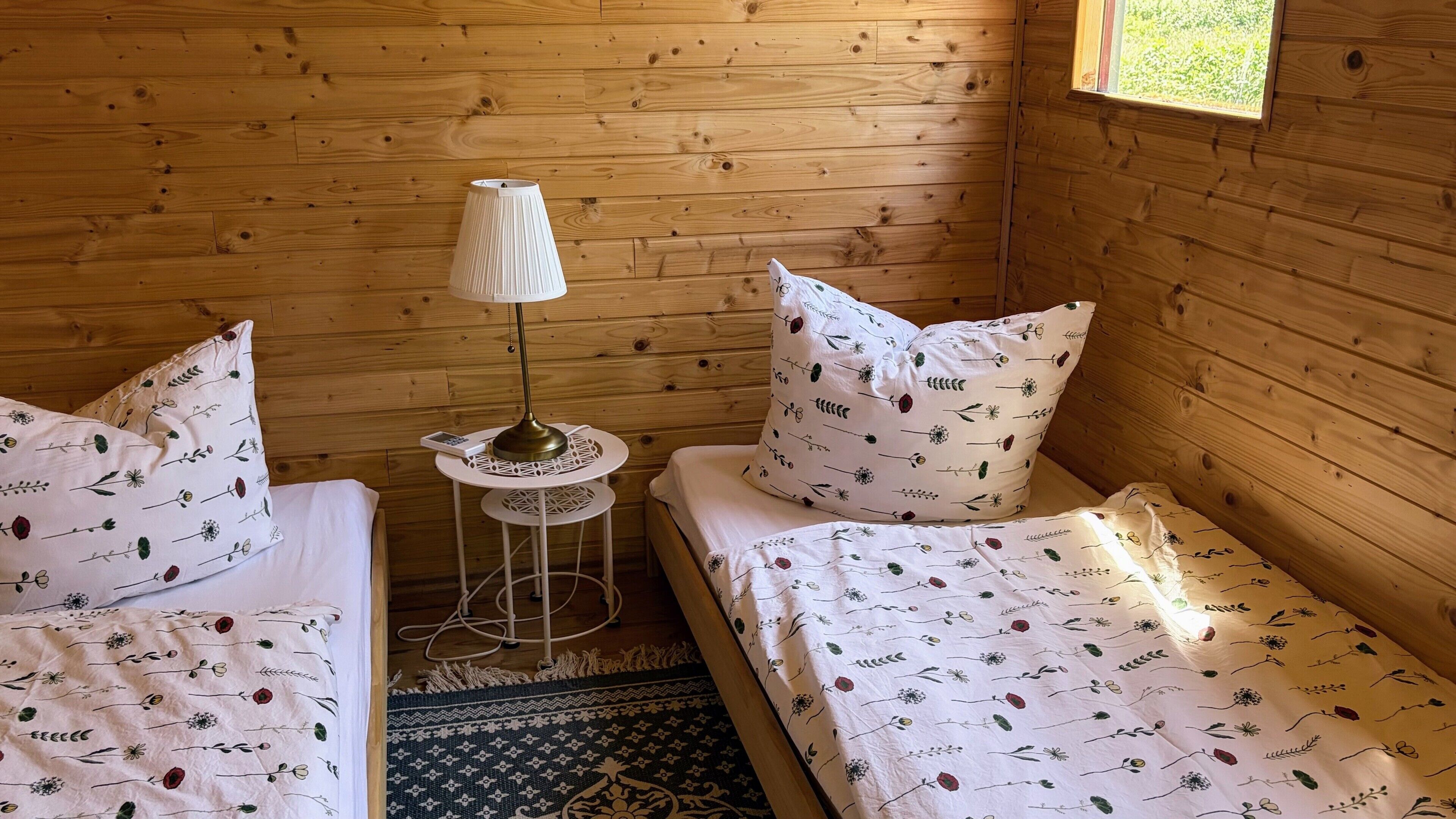 WiFi, bed sheets