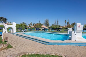 Pool - Holiday Home 'Apartamento Nascimento' with Shared Pool, Private Terrace and Air Conditioning (Santa Luzia)