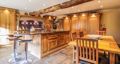 Stonegate Castle - Eleven Bedroom Castle, Sleeps 26