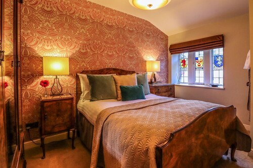 Stonegate Castle - Eleven Bedroom Castle, Sleeps 26