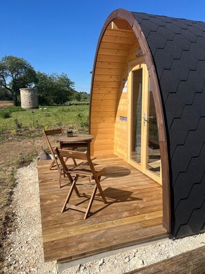 Outdoor dining - Nature & Relaxation Cabin at Domaine de la Gare – Tranquility and Authenticity (Lavoncourt)
