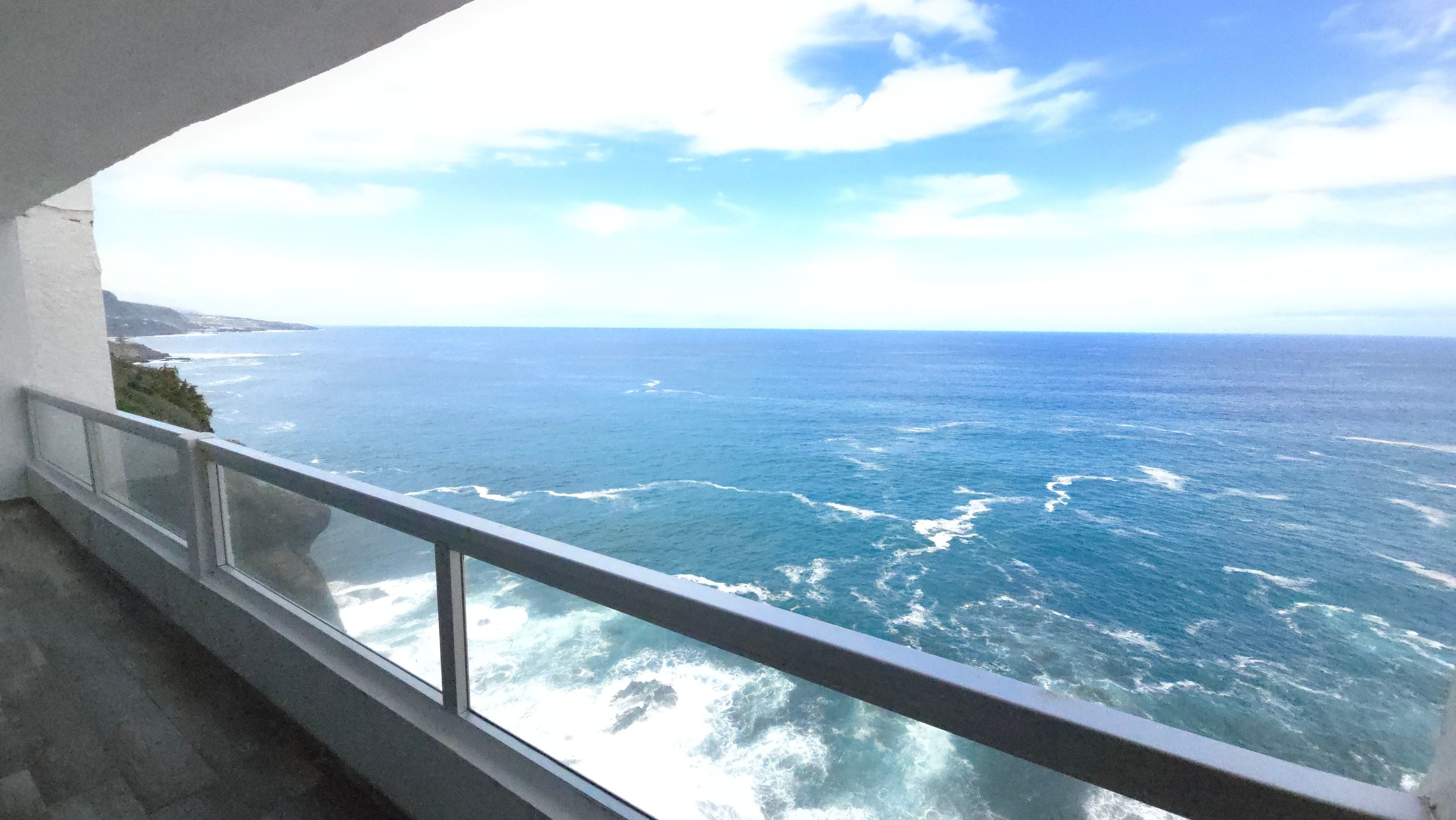 Un balcon avec vue sur l’océan.