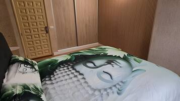 Tabla de planchar con plancha, wifi, ropa de cama