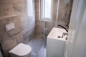 Douche, sèche-cheveux, serviettes fournies