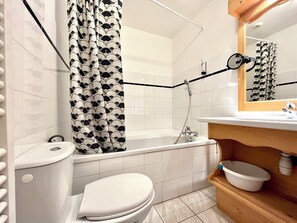 Un bagno con vasca, water e lavabo.