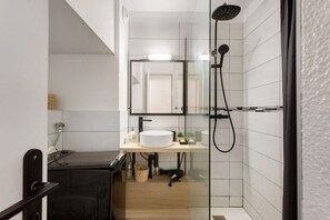 A compact bathroom with a shower, a sink, and a mirror. - Apartment '2 Pièces Sainte Maxime' with Sea View, Shared Pool and Wi-Fi (Sainte-Maxime)