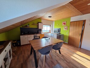 Coffee/tea maker, fridge, oven, stovetop - Apartment 'Riesling' with Shared Terrace and Wi-Fi (Burg)