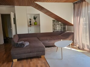 TV - Apartment 'Riesling' with Shared Terrace and Wi-Fi (Burg)