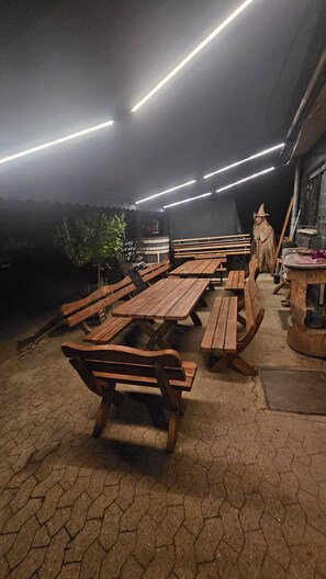 Outdoor dining - Apartment 'Riesling' with Shared Terrace and Wi-Fi (Burg)