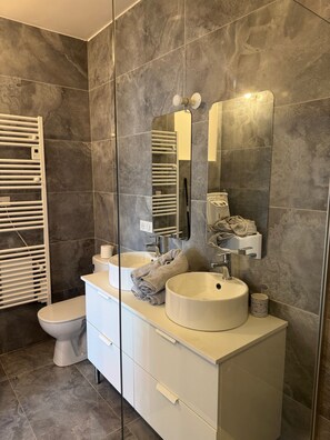 Shower, towels - Fully Equipped Provence Studio with Mountain View, Wi-Fi, and Air Conditioning (Volonne)