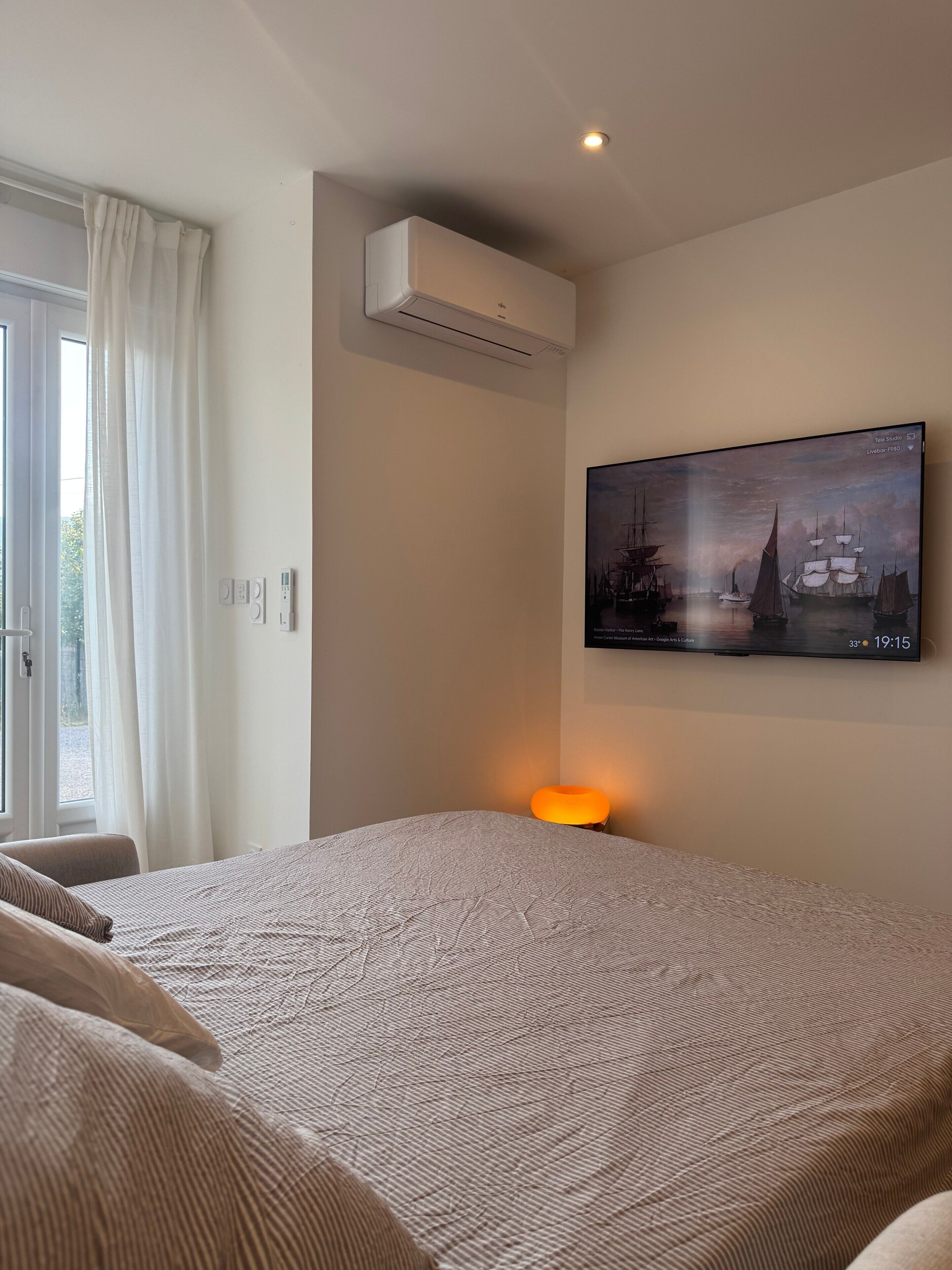 WiFi, bed sheets