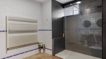 Shower, towels