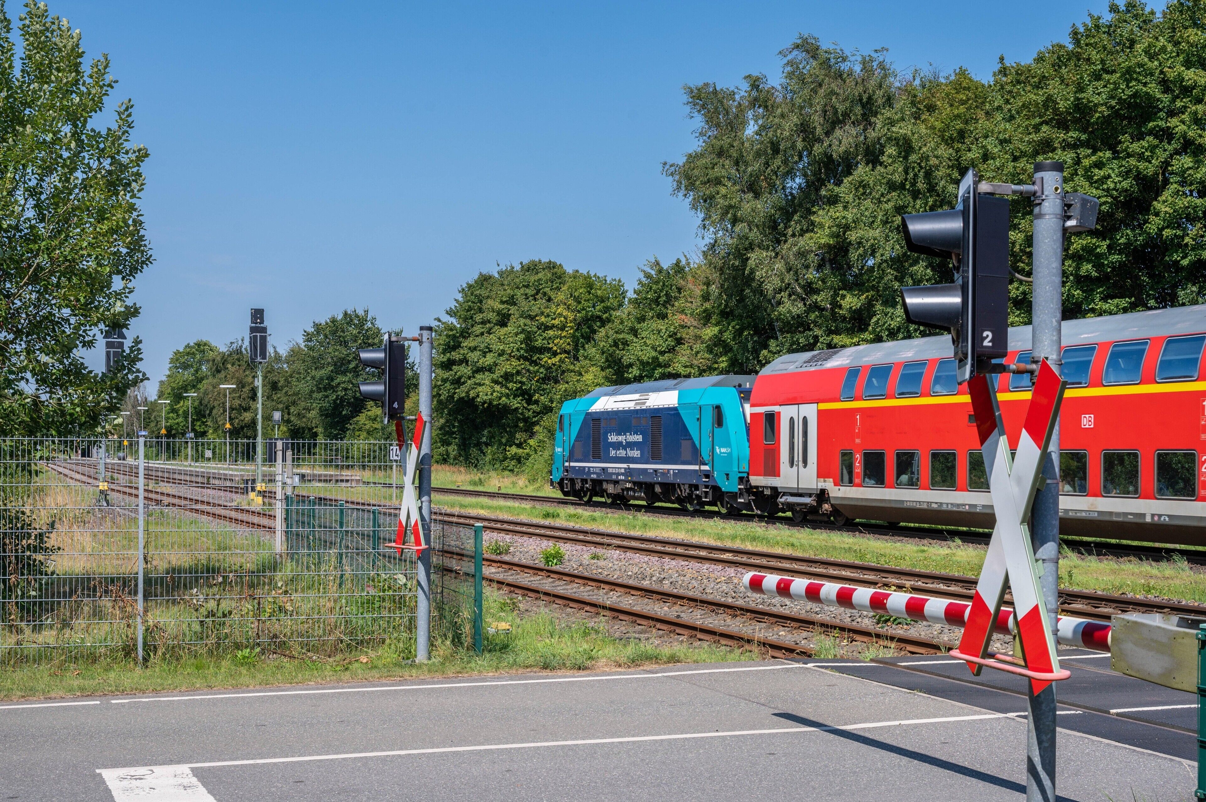 Un passage à niveau où un train passe.