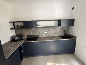 Fridge, microwave, stovetop, dishwasher - Apartment 'Il Casalino' with Air Conditioning (Marina di Campo)