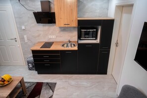 Réfrigérateur, micro-ondes, four, plaque de cuisson