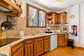 Coffee/tea maker, fridge, microwave, oven - Villa 'Chez Nel -  Avec Piscine' with Mountain View, Wi-Fi and Air Conditioning (La Tour-sur-Orb)