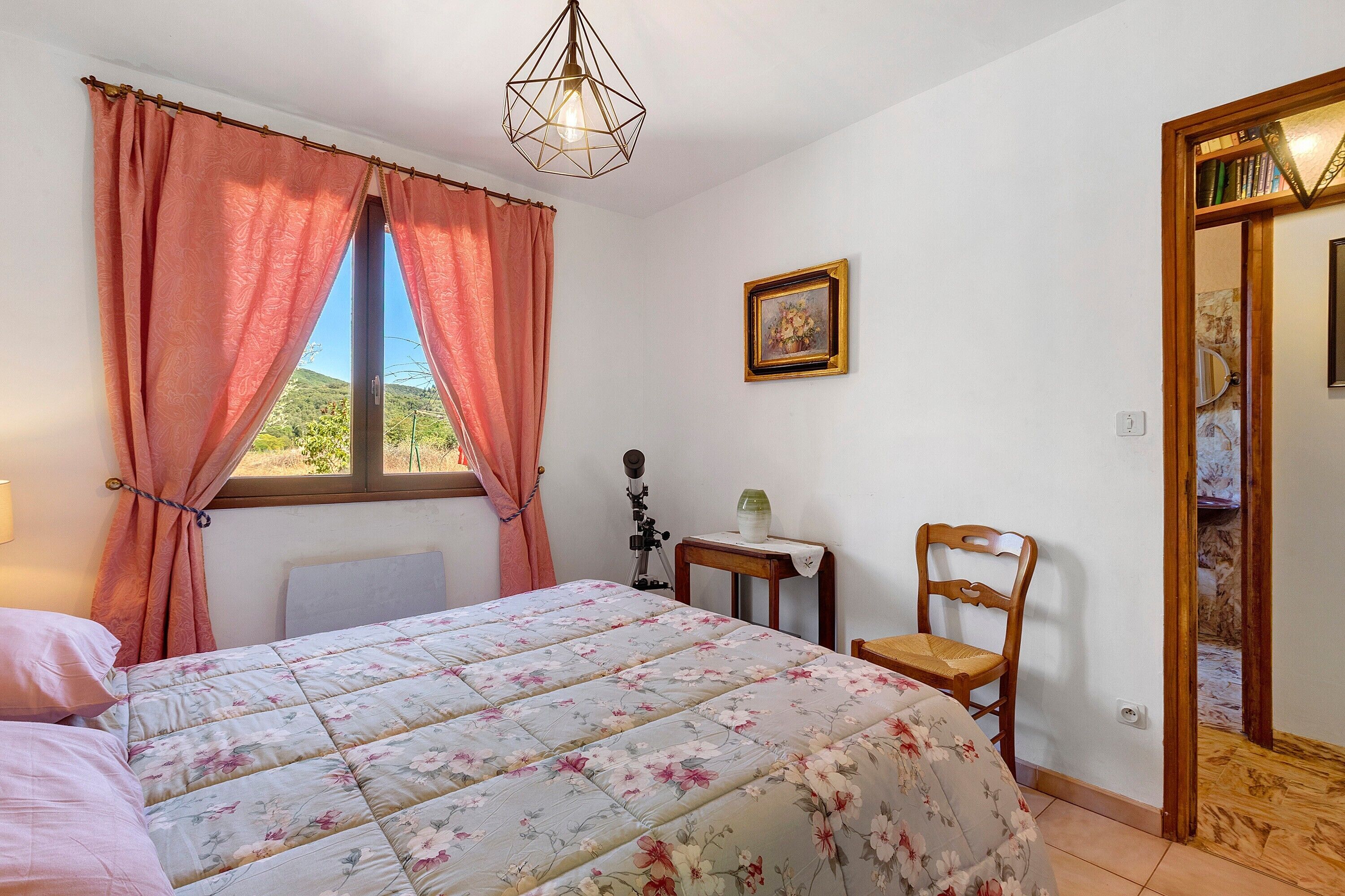 2 habitaciones, tabla de planchar con plancha, wifi y ropa de cama 